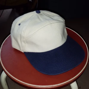 Cool retro keps - Cool retro keps i blått och gräddvitt