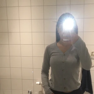 Grå tröja  - Grå tröja aldrig andvänd s