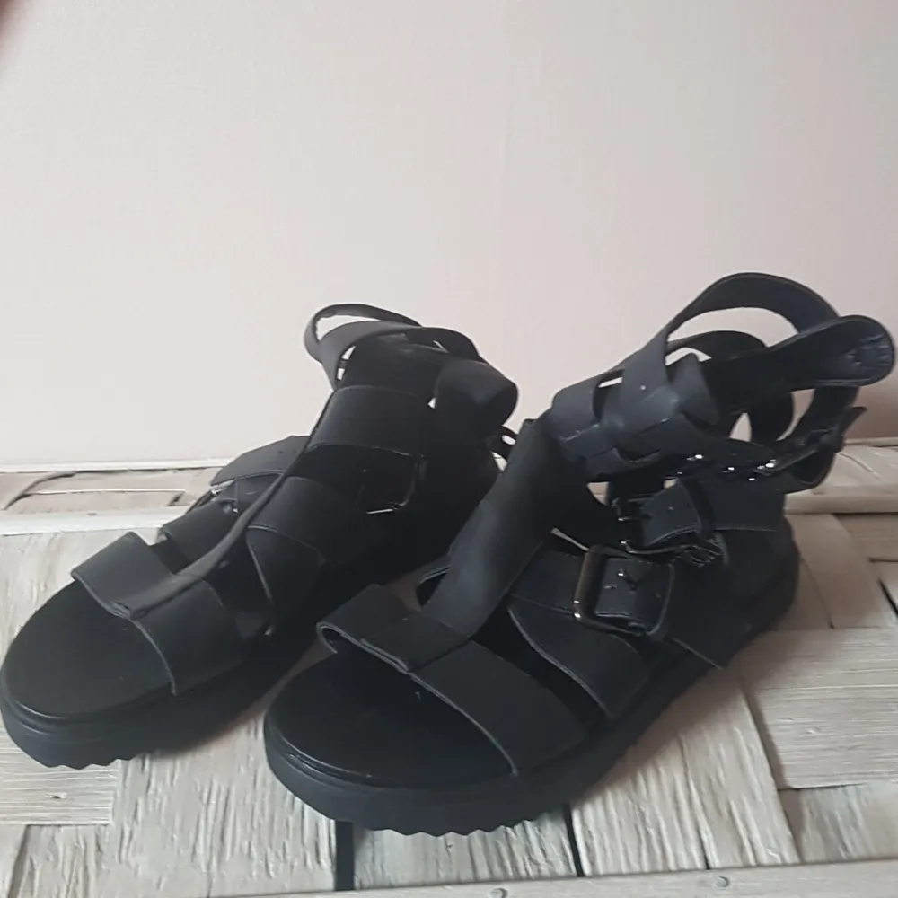 Svarta sandaler med öppen tå och häl i storlek 39, köpare står för frakt . Skor.