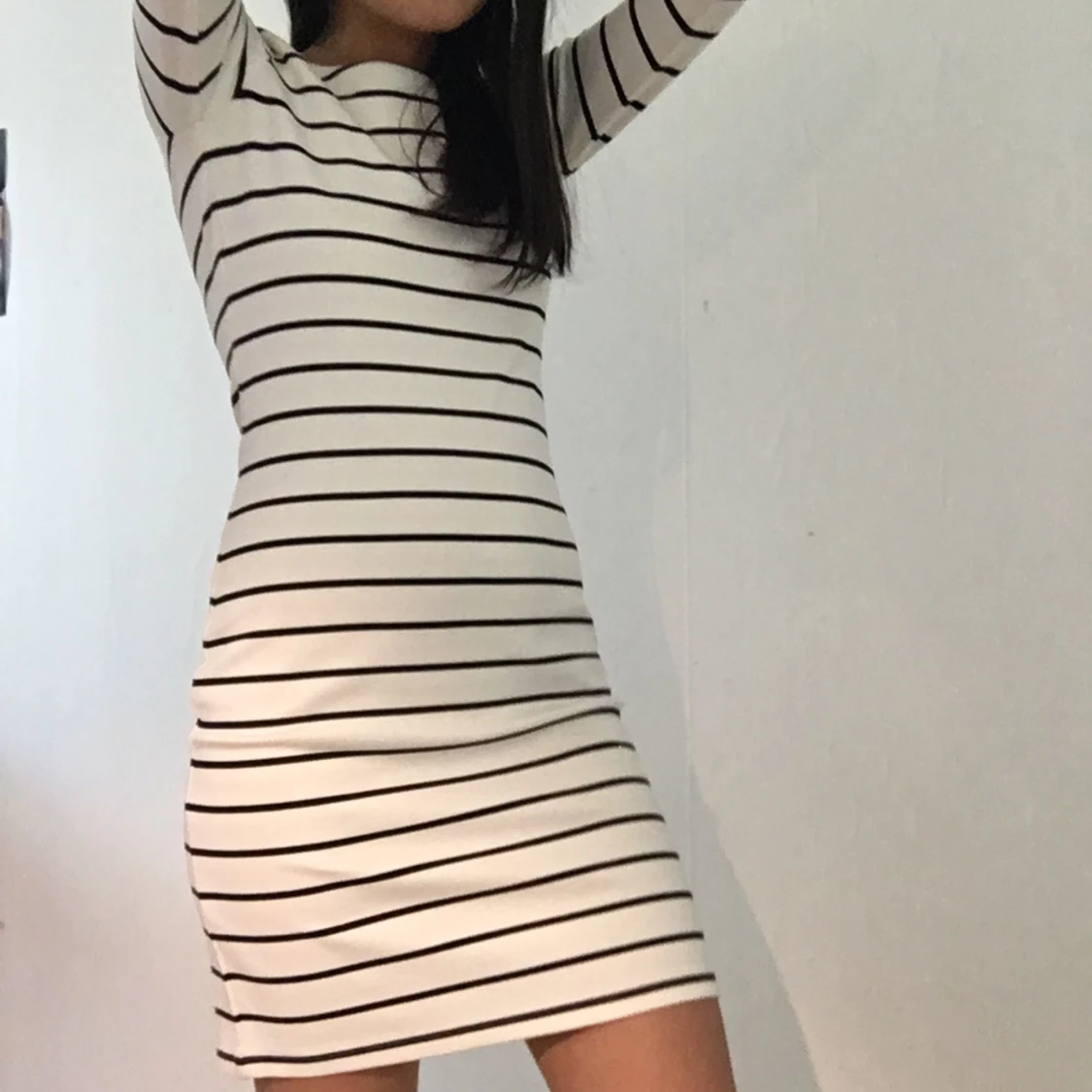 En lång vit randig klänning  - 91