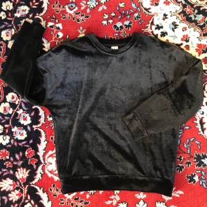 & Other Stories tröja i plysch - Jättefin tröja i svart plysch, knappt använd. Storlek 36