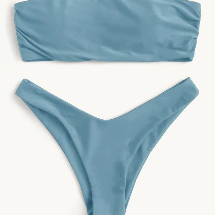 Ljusblå bikini från shein i storlek S, säljer så den då underdelen var lite stor för mig. Aldrig använd endast testad. Skit snyggt nu till sommaren när man är brun. Säljer för 200 pluss 40 kr frakt 🤍🤍. Övrigt.