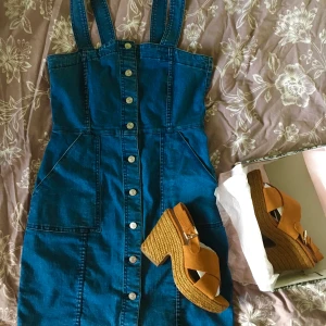 Klänning denim h&m M - Snygg klänning i stretchigt denim/jeans från h&m i strl 40 / M. (Skorna finns i separat annons.) skickar billigt eller spårbart.