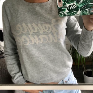 Grå collagetröja  - Grå collagetröja från Gina Tricot, storlek XS. Ljusrosa tryck. Priset är exklusive frakt, 63kr. 