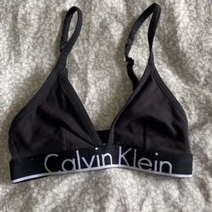 Calvin Klein topp - En äkta calvin klein topp som aldrig är använd. Den är storlek XS. Den är i väldigt fint skick och som ny. Kan tänka mig gå ner i pris vid snabb affär