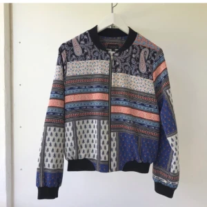 Bomberjacka från Topshop - Så snygg paisleymönstrad bomberjacka från TOPSHOP! Aldrig använd, endast tvättad. Kostade 1200 kr ny, så passa på att fynda. Storlek 36.