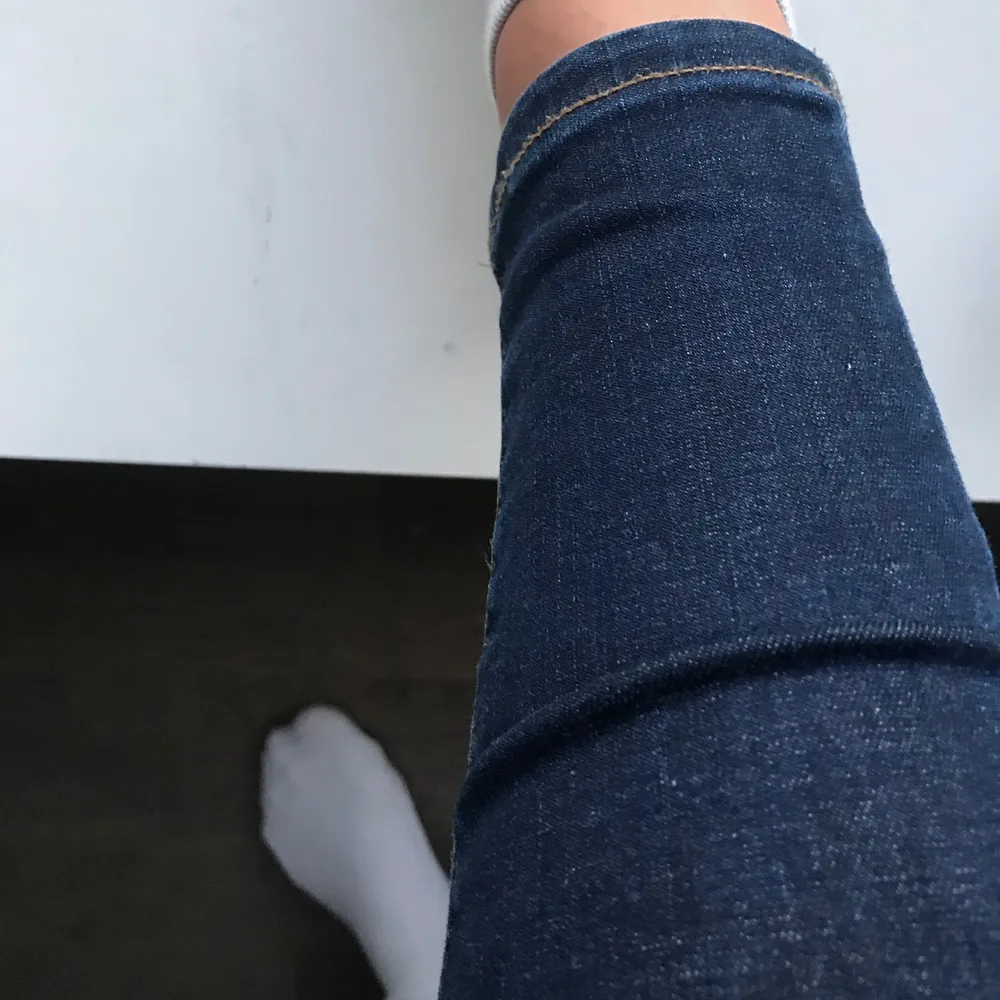 Högmidjade Levis jeans, mörkblå storlek 24. I väldigt bra skick . Jeans & Byxor.