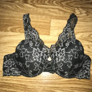 Bygel spets bh  - Spets bh med bygel från Lindex. Aldrig använd pågrund av fel storlek 