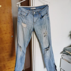 Jeans - Snygga jeans som är svåra att få bra på bild. Stretch, hål i knäna, snygga dragkedjor nedtill. Låga i midjan. 