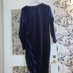 Klänning - Klänning i färgen mörkblå och i bra skick. Använt en gång och inte mer sedan dess.