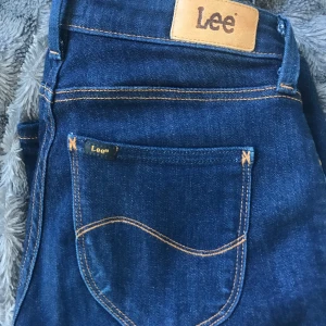 Lee jeans  - Klassiska mörkblåa skinny jeans från Lee i bra skick. W26 L33. Säljer pga lite för tajta för mig:(. Köpta för 900 kr.