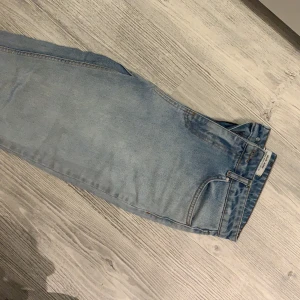 Mom Jeans ljusa från Chiquelle stl 38 - Ett par ljusa mom jeans ifrån Chiquelle. Som nya! Stl 38. Frakt tillkommer. 