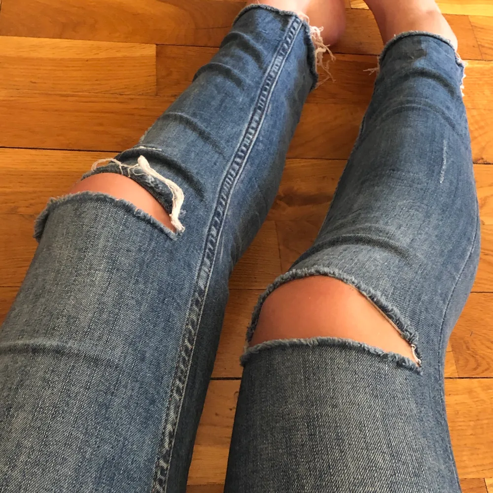 Jeans från zara. Hål på knäna och stretchiga! Storlek 36. Jeans & Byxor.