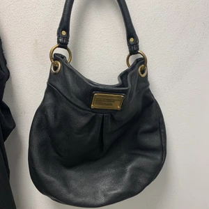 Marc by Marc Jacobs  - Svart skinnväska från Marc by Marc Jacobs, några år gammal men inte använd dom senaste två åren utan den har bara legat i garderoben.  I fint skick men har en fläck på innerfickan inuti väskan. Nypris - 4500kr 