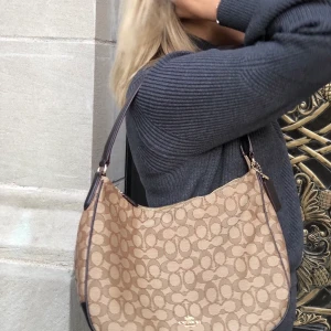 Coach väska  - Säljer min ursnygga Coach väska som jag köpte i New York. Säljer på grund av för liten användning därav ser väskan som ny ut! Köpte väskan i butik för 1 823 kr (omvandlat från dollar)