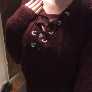 H&M stickad tröja stl M - Jätte mysig stickad tröja från H&M stl M. Nästa oanvänd då jag inte tycker den passar mig. Betalning sker via swish. Frakt 40kr