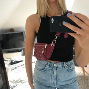 Zara väska  - Så fin väska från zara som jag tyvärr inte fått så mycket användning av och därför säljer jag den. Som sagt så är den endast använda några fåtal gånger och därför är skicket som nytt