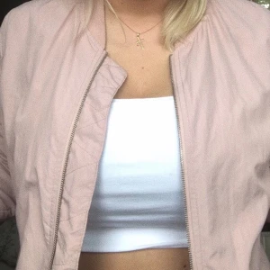 Tunn bomberjacka från Zara - Tunn rosa bomberjacka från Zara. Strl L men passar S-M skulle jag säga. Använd kanske 5-6 gånger. Supertunn och luftigt material, bra sommarjacka!! Frakt tillkommer🧚‍♀️