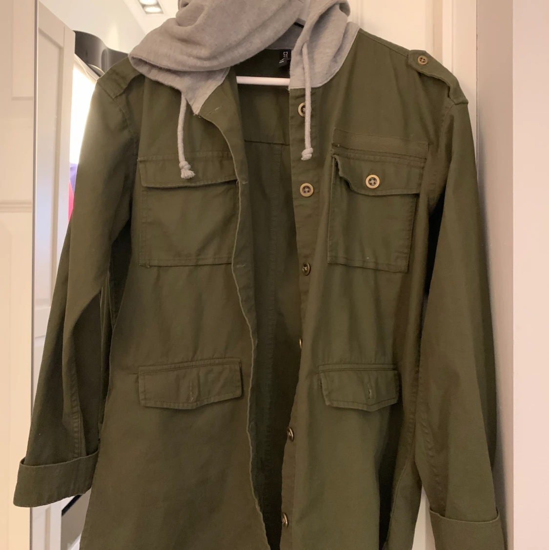 Militärjacka med luva