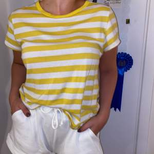 Söt gulrandig tröja från H&M. Använde ganska lite. Kan mötas i Uppsala eller skickas. Köpare står för frakt. Swish💕