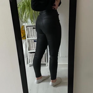 Skinnbyxor - Skinnbyxor från Gina tricot. Säljs då de inte kommer till användning, använda Max 2 gånger då byxorna inte faller mig i smaken! 