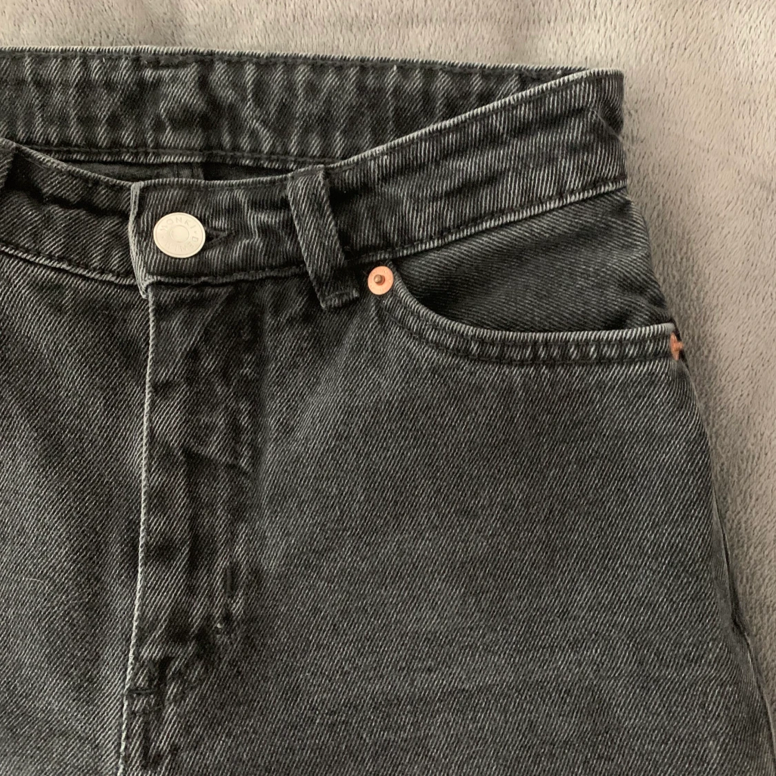 Momjeans från Monki, storlek 25  - 90