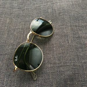 Äkta vintage Ray ban grön/guld - I princip oanvända Raybans med det klassiska gröna glaset, fodralet har jag tyvärr inte kvar. 
