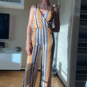 Byxdress - Sjukt snygg byxdress som jag tyvärr tröttnat på men önskar att jag inte gjort jag är 175cm lång passar bra på mig skulle passa någon som är runt 170 med