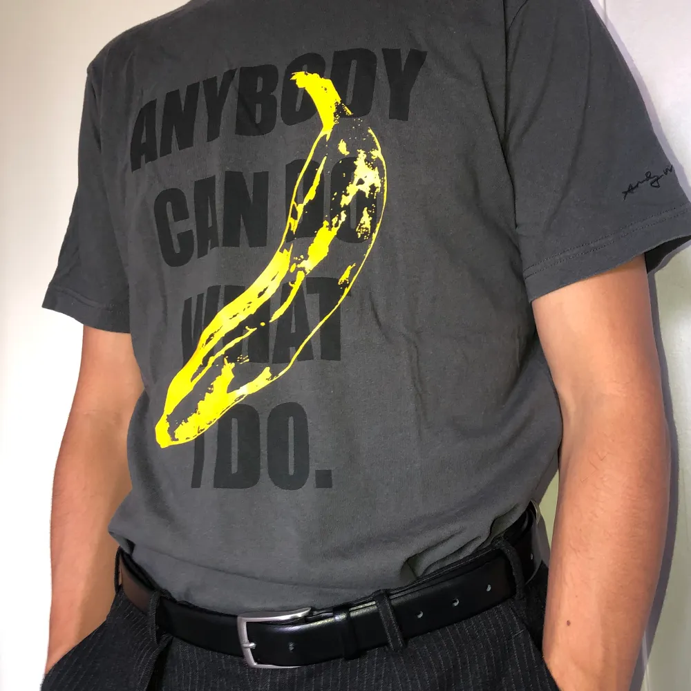 T-Shirt med Andy Warhol/Velvet Underground bananen som tryck med texten ”Anybody can do what I do”. . T-shirts.