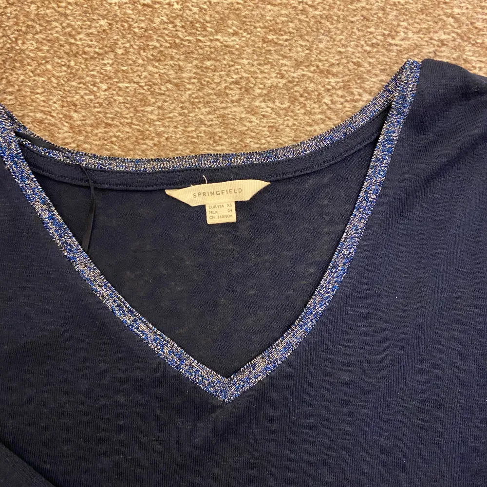 ASFIN blå långärmad tröja med glitterdetalj runt halsen💓 Köpt i Frankrike för något år sen, storlek XS. Toppar.