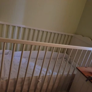 Barnsäng  - Har ej använts ofta! Är i gott skick och är som ny. Madrass ingår (om du vill ha den)  Perfekt för nyfödda samt äldre bebisar!   Finns i Bagarmossen för upphämtning ‼️