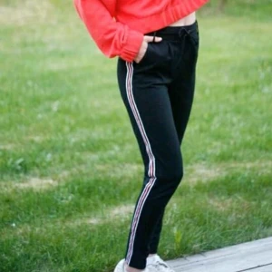 Only pants - Otroligt sköna byxor från Only! Använda men i väldigt bra skick. (Första bilden är tagen för ett par år sedan, sista år från idag.) Kan mötas upp i Uppsala/Stockholm, annars kan de skickas mot fraktkostnad.💛