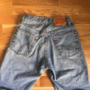 Shorts  - Högmidjade shorts från Levi's ❤️ Har tyvärr några små hål som inte syns så mycket 