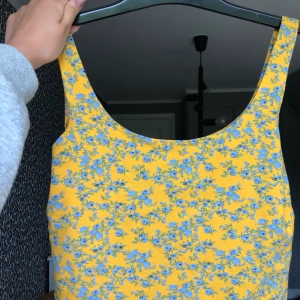 Blommigt linne - Såå fin topp som inte kommer till användning. Från Gina trugor i storlek xs men är stretchig så skulle säga att de passar upp till m. Säljer för 50 inklusive frakt. Aldrig använd så i nyskick. Hör av er vid frågor💕💘