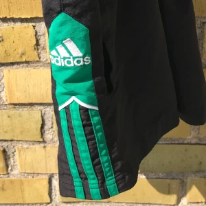 Vintage Adidasshorts - Assnygga vintage shorts från adidas med gröna detaljer. Frakt tilkommer på 44 kr