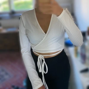 Tröja med knytband  - Helt oanvänd. Skulle säga att den är en strl 40 men funkar ganska bra på en med 36/38 också (som mig). Lite stor i armarna då bara 