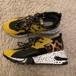 Steve Madden skor - Riktigt snygga och moderna sneakers från steve madden! De är i superfint skick då de är hyfsat oanvända💞