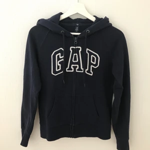 Gap- hoodie - Mörkblå hoodie/luvtröja från Gap. Använd ett flertal gånger, men är i mycket gott skick. Säljer pga att den blivit för liten och inte längre används.    Storlek:  XS   Pris:  80kr + frakt