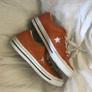 Converse One Star Orange - Ett par skor i ett bra nytt skick, bara använda två gånger. 