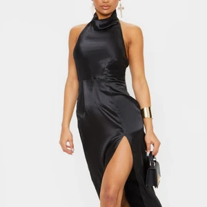 Svart satinklänning - Svart satinklänning från prettylittlething, (inte mina bilder, från hemsidan), aldrig använd, storlek 8/36, i priset ingår frakt 💕