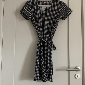 Klänning  - En cool rutig klänning ifrån hm, aldrig använd och därmed är prislappen kvar. Den är i strl. 34 och kostar 80kr!