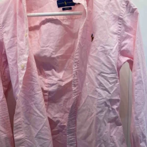  - Rosa skjorta från ralph lauren, använd 1 gång inga slitningar, ny, köpt för 1200kr  