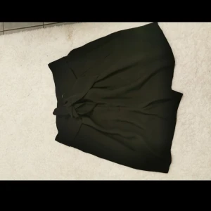 Höga skjorta  - Fina shorts med hög midja från hm. Knyte i midjan. Storlek 38