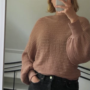 Stickad tröja - Stickad tröja med ballongernas. Köpt second hand. Frakt tillkommer eller möts upp i uppsala!🌻