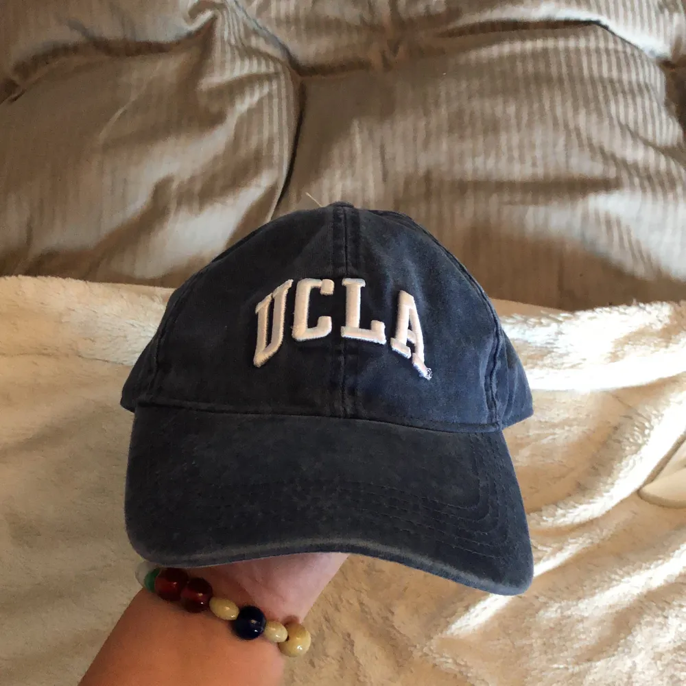 Keps med en urtvättad jeans färg, med UCLA logan på! Helt ny, lappar finns kvar. Säljer för jag aldrig får användning av den! 🥰 Frakt tillkommer💕. Accessoarer.