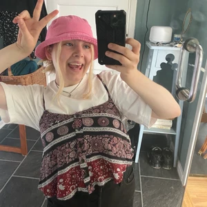 FLOWY TOPP - SÖTASTE toppen som flyger fint i vinden. Matchas snyggt till en tisha under:)) Justerbar knytning baktill, så en flexibel storlek small❤️ Från Urban Outfitters.