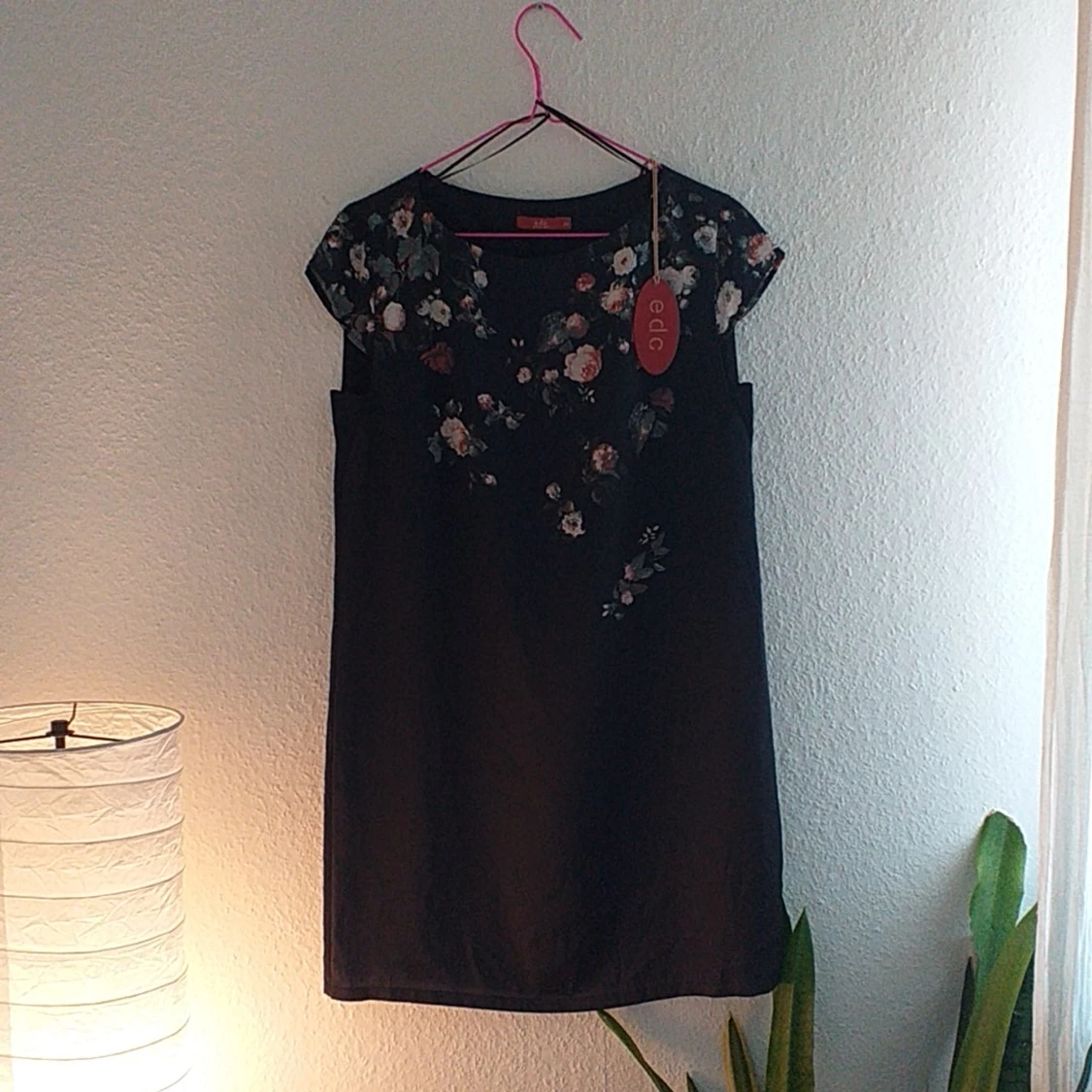 Vacker klänning med rosmotiv, oanvänd