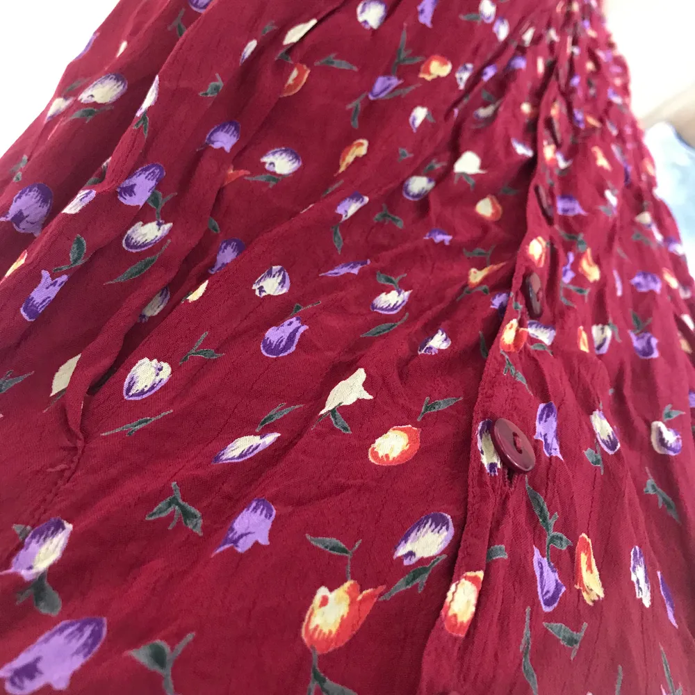 Röd blommig klänning som är sjukt fin att ha nu i sommar! Från Lindex i storlek 42 men om man vill ha den oversized passar den ner till S som jag har om man tex sätter ett bälte i midjan. Hör av dig om du är intresserad eller undrar något!☺️🧡💘. Klänningar.