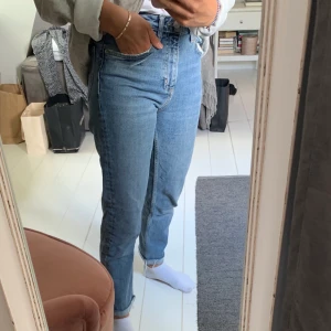 Ljusa zara jeans  - Ljusblå Zara jeansmed  slitningar vid ficka och nedtill. Superfin passform och funkar till allt men kommer tyvärr inte längre till användning. Jättefint skick och i storlek 36 men skulle abslout säga att de passar 34 också.