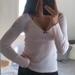 Långärmad topp från Odd Molly - En fin långärmad topp från Oddmolly i storlek 0/XS, funkar absolut som S och även M. Aldrig använd. Har denna även i vitt om det skulle vara mer intressant. Hör av dig om intresse finns, frakt kan tillkomma! 